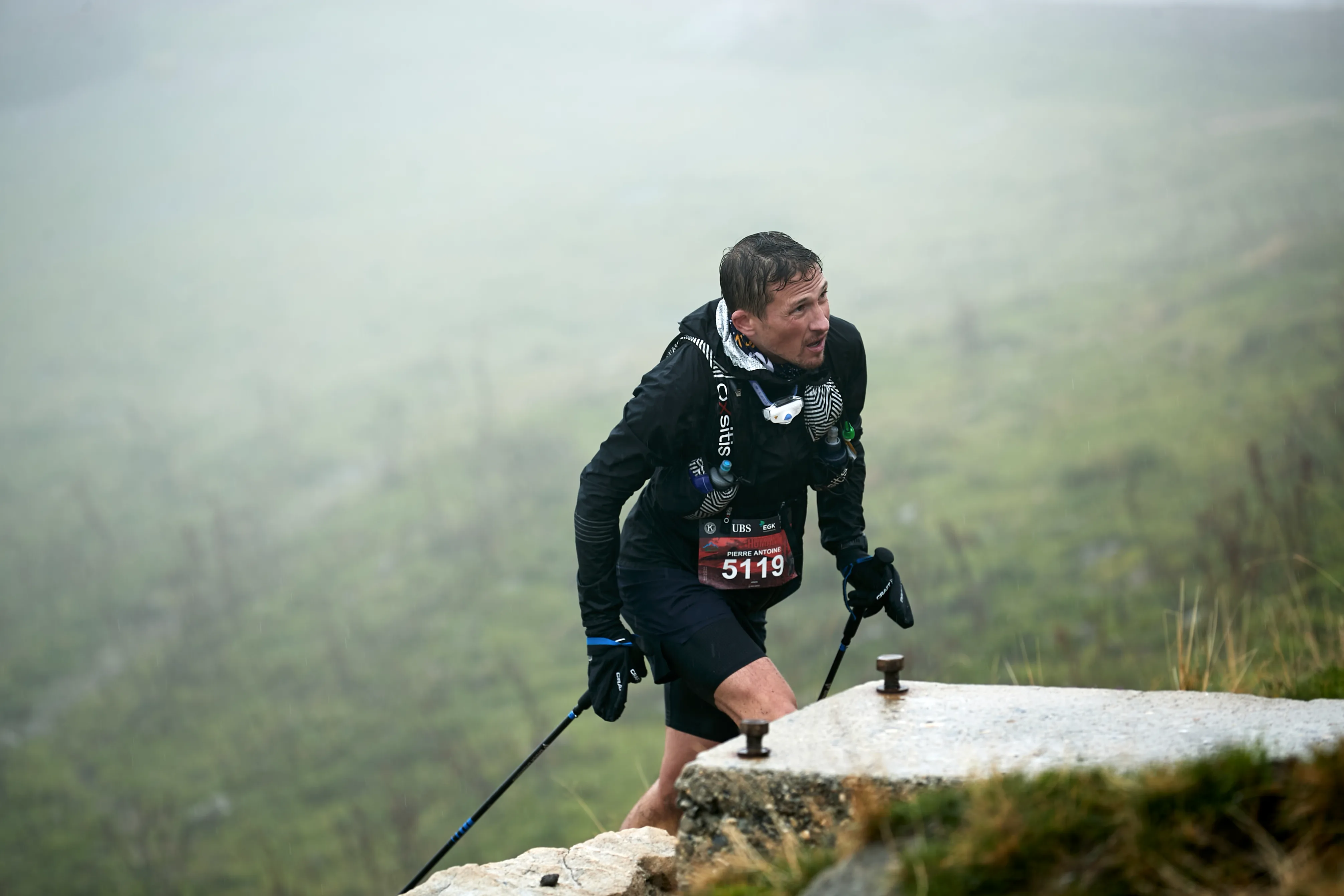 Coureur sur un sentier de montagne dans la brume